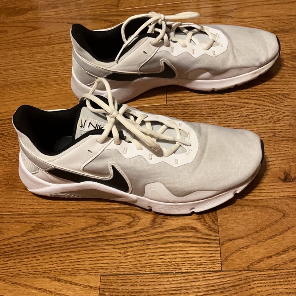 Men’s Nike Legend Essential 2’s Size 10